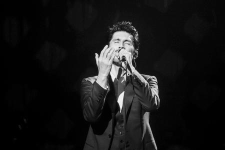 配信ならではのモノクロライブでファンを酔わせた平井堅（撮影・上飯坂一）