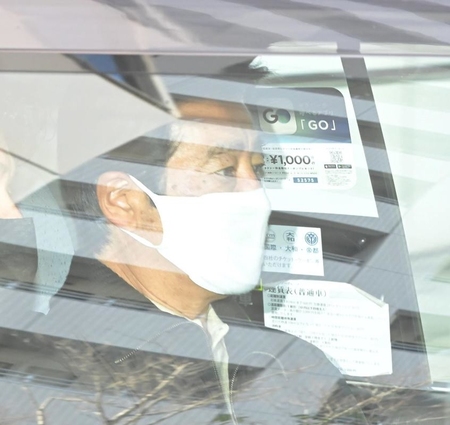 「朝だ！生です旅サラダ」の生出演を終え、タクシーで引き揚げる神田正輝＝大阪・朝日放送