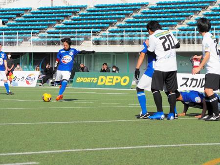 シュートを打つ矢部浩之（左奥）＝神奈川・富士通スタジアム川崎