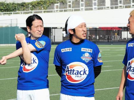 試合前にやる気満々の又吉直樹（左）と梶原雄太＝神奈川・富士通スタジアム川崎