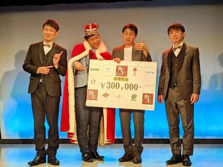 「カドキング２０２１」に輝いた「ブルーウェーブ」のすみかわ（中央左）と四番サード西澤（中央右。左端はＭＣのＴＫＯ・木本武宏、右端は同じくＭＣのよゐこ・濱口優）＝大阪・心斎橋角座