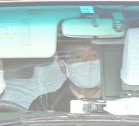 　「朝だ！生です旅サラダ」の生出演を終え、タクシーで引き揚げる神田正輝（右）＝大阪・朝日放送