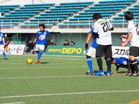 シュートを打つ矢部浩之（左奥）＝神奈川・富士通スタジアム川崎