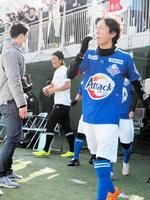 キャプテンマークを付けてピッチに上がる矢部浩之（右）＝神奈川県・富士通スタジアム川崎