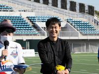 今季限りで審判員を優待した家本政明氏が審判（右）を務めた＝神奈川・富士通スタジアム川崎