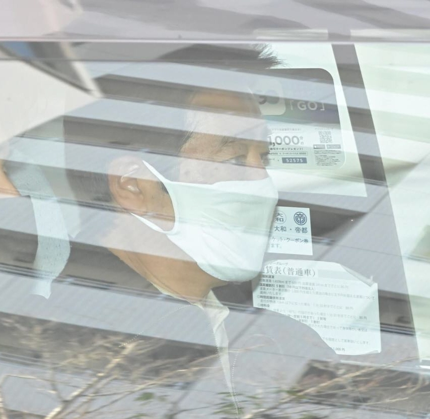 「朝だ！生です旅サラダ」の生出演を終え、タクシーで引き揚げる神田正輝＝大阪・朝日放送