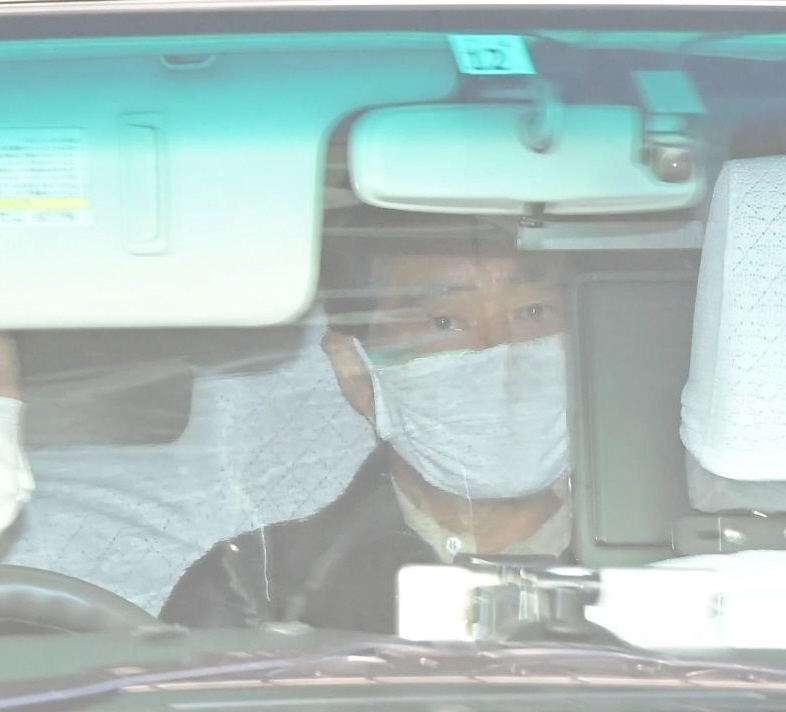 　「朝だ！生です旅サラダ」の生出演を終え、タクシーで引き揚げる神田正輝（右）＝大阪・朝日放送