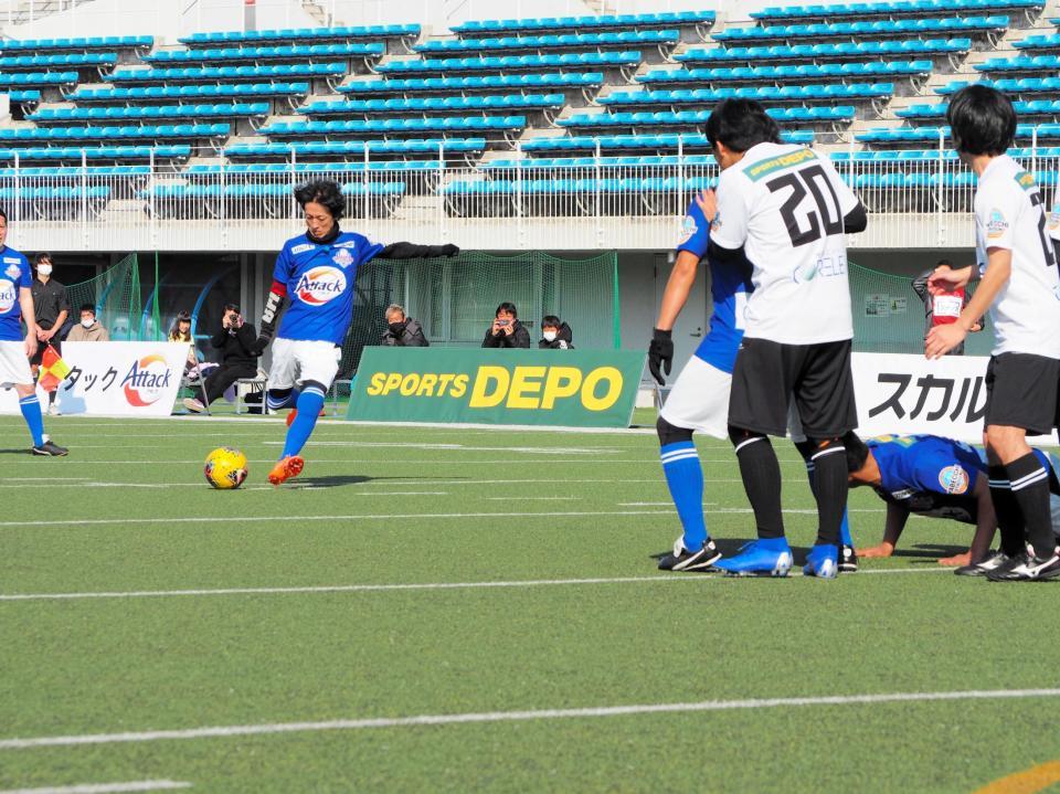 シュートを打つ矢部浩之（左奥）＝神奈川・富士通スタジアム川崎