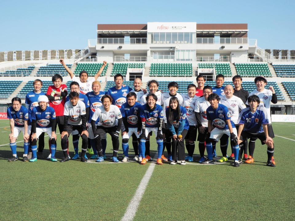 イベント参加者と写る矢部浩之（前列右から４人目）＝神奈川・富士通スタジアム川崎