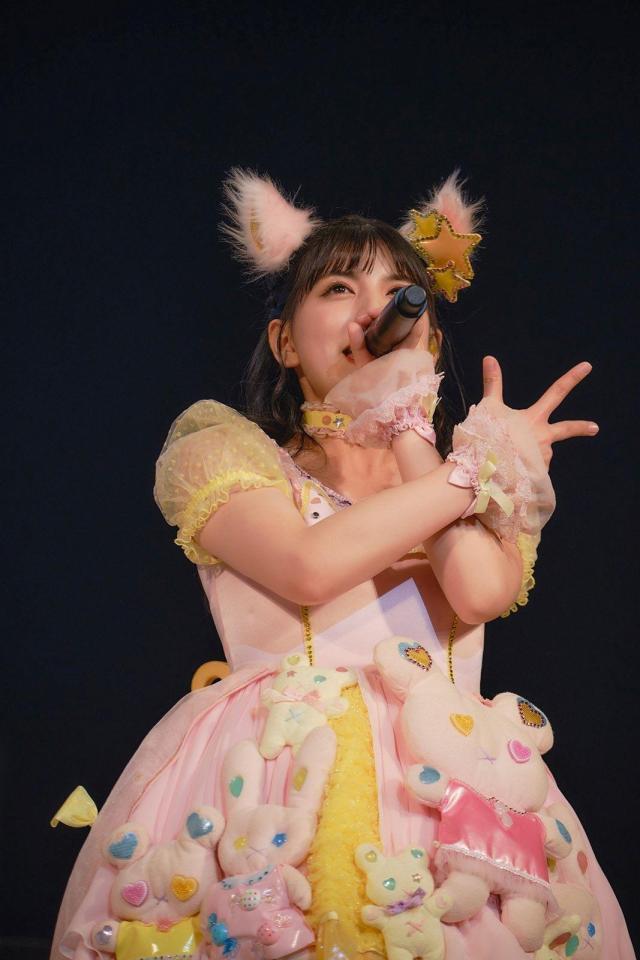 卒業コンサートで笑顔でパフォーマンスするわーすた・坂元葉月＝東京・中野サンプラザ
