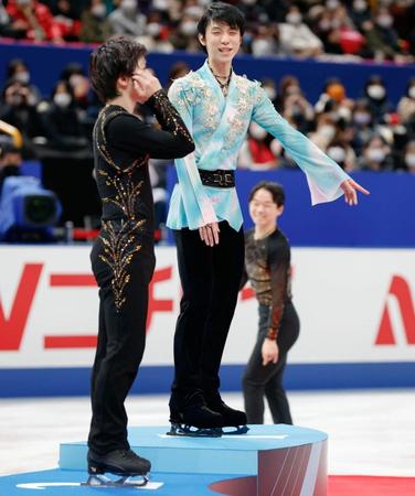 男子で優勝し表彰台で笑顔を見せる羽生結弦（中央）＝さいたまスーパーアリーナ