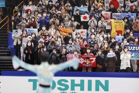 　男子フリーの演技を終えた羽生結弦（手前）に拍手を送る観客＝さいたまスーパーアリーナ