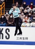 フィギュアスケートの全日本選手権男子フリーでクワッドアクセルに挑む羽生結弦。連覇を果たし、北京冬季五輪代表に決まった＝26日夜、さいたま市のさいたまスーパーアリーナ