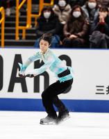 男子フリー　クワッドアクセルに挑み、着氷する羽生結弦＝さいたまスーパーアリーナ