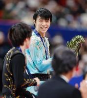 男子で優勝し、表彰台で笑顔の羽生結弦＝さいたまスーパーアリーナ