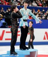 男子で優勝し表彰台で笑顔を見せる羽生結弦（中央）＝さいたまスーパーアリーナ