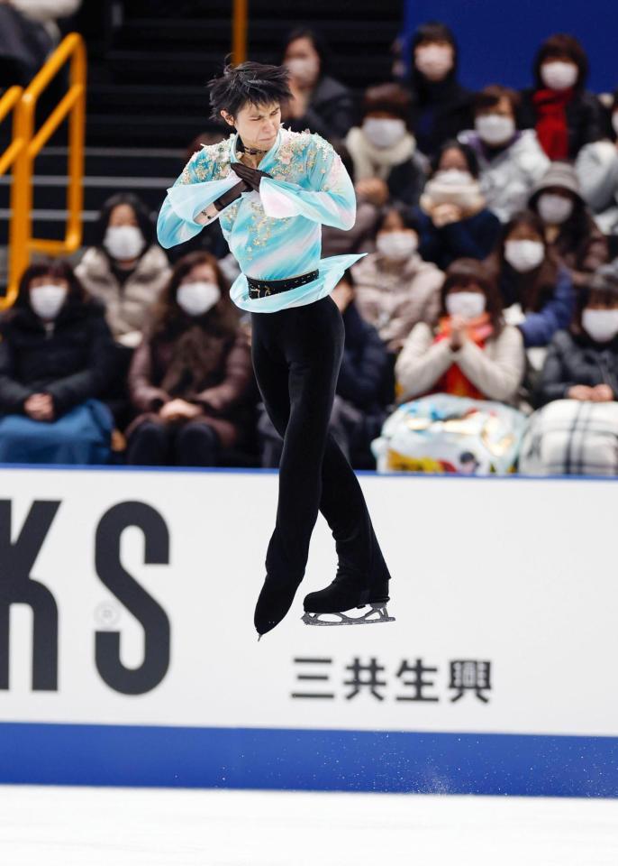 フィギュアスケートの全日本選手権男子フリーでクワッドアクセルに挑む羽生結弦。連覇を果たし、北京冬季五輪代表に決まった＝26日夜、さいたま市のさいたまスーパーアリーナ