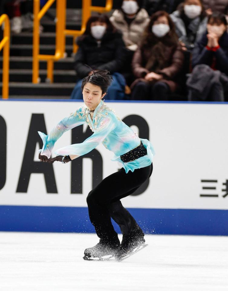 男子フリー　クワッドアクセルに挑み、着氷する羽生結弦＝さいたまスーパーアリーナ