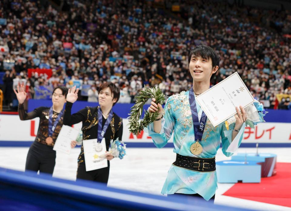 男子の表彰式を終え、メダルを胸に笑顔の（右から）優勝した羽生結弦、２位の宇野昌磨、３位の鍵山優真＝さいたまスーパーアリーナ