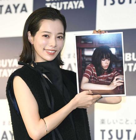 　写真集を披露する桜井ユキ（撮影・開出牧）