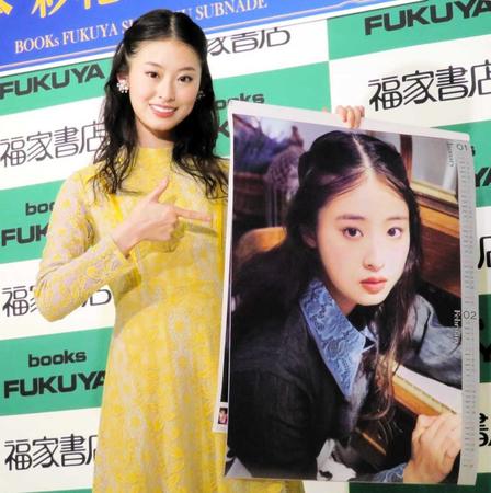 　カレンダーを手にする井本彩花