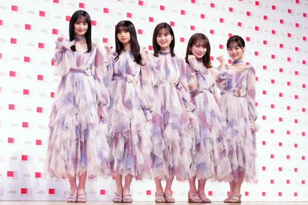 　笑顔を見せる乃木坂４６（左から）遠藤さくら、齋藤飛鳥、生田絵梨花、秋元真夏、山下美月（代表撮影）