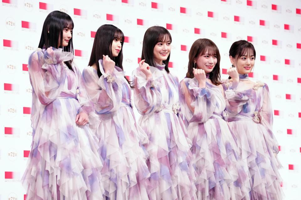 　笑顔を見せる乃木坂４６（左から）遠藤さくら、齋藤飛鳥、生田絵梨花、秋元真夏、山下美月（代表撮影）