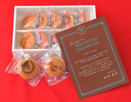　報道各社に届いたメッセージと焼菓子