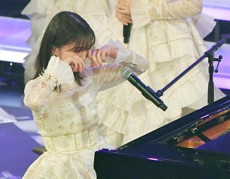 　演奏を終え、涙を見せる生田絵梨花（撮影・伊藤笙子）