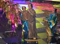 スケートボードで登場しマツケンサンバ２を熱唱する松平健ら＝東京国際フォーラム（撮影・伊藤笙子）