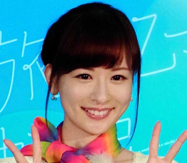 【写真】皆藤愛子　背中全開の透け感満点トップス「清楚」「めっちゃ綺麗」「寒くないですか？」