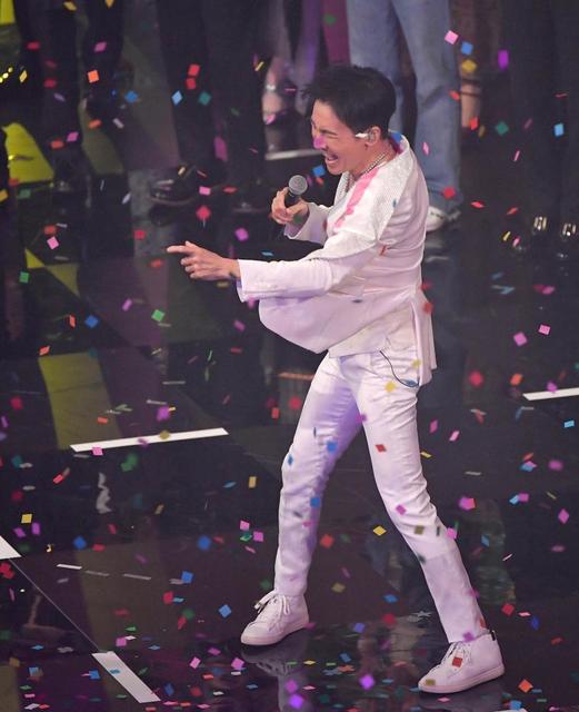 郷ひろみさんご本人の衣装 紅白 郷ひろみ 全身白衣装で「2億4千万の瞳」/芸能/デイリー