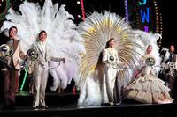 お披露目公演を行った新トップスター月城かなと（中央）と新トップ娘役・海乃美月＝宝塚大劇場