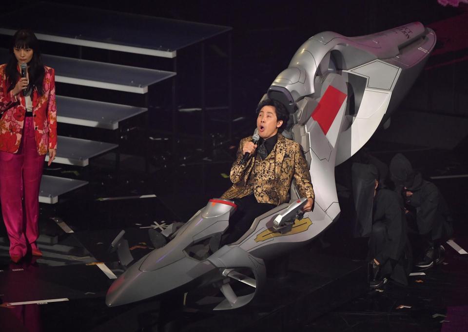 　川口春奈（左）の横でエヴァに乗り込む大泉洋（撮影・伊藤笙子）