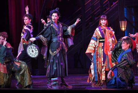 舞台を華やかに彩る柚香光（中央左）と星風まどか（同右）＝東京宝塚劇場（撮影・出月俊成）