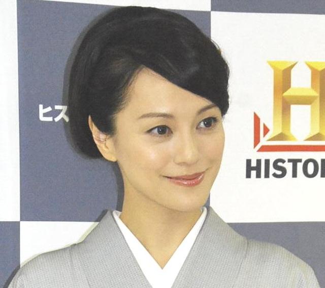 牧瀬里穂 夫NIGO氏操縦の船でデート ヴィトンとのコラボニット