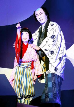 　長女・市川ぼたん（左）と舞台に立った市川海老蔵（（Ｃ）松竹）