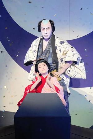 長女・市川ぼたん（前）と舞台に立った市川海老蔵（Ｃ）松竹