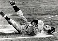 　左手首に死球を受け顔をしかめる掛布＝１９８６年年４月２０日