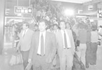 　リーグ優勝後の中日戦を終え深夜に新大阪駅に到着、大勢のファンに迎えられる掛布（中央）ら阪神ナイン＝１９８５年１０月２０日