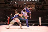 　坂崎ユカにキックを見舞う荒井優希（右）＝（ｃ）東京女子プロレス
