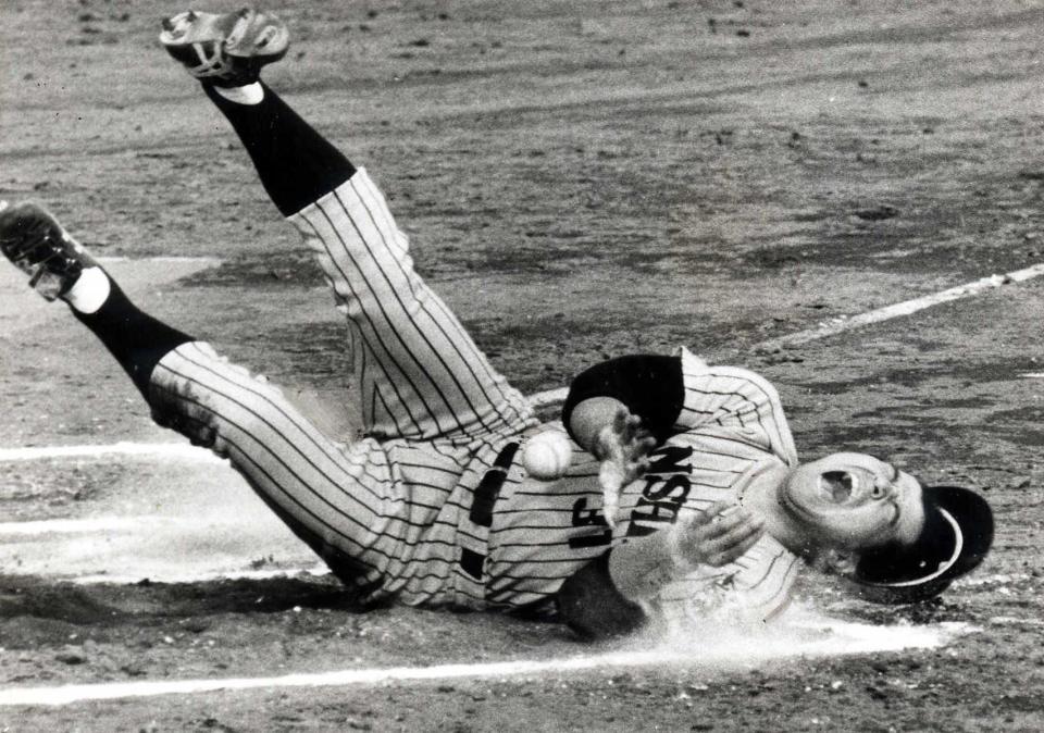 　左手首に死球を受け顔をしかめる掛布＝１９８６年年４月２０日