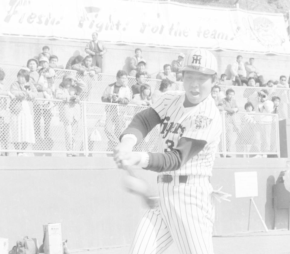 　キャンプ初日から快音を響かせる掛布＝１９８６年２月２日