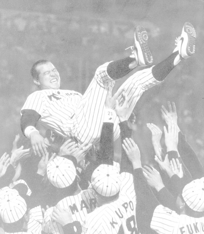 　現役を引退し、ナインから胴上げされる掛布＝１９８８年１０月１０日