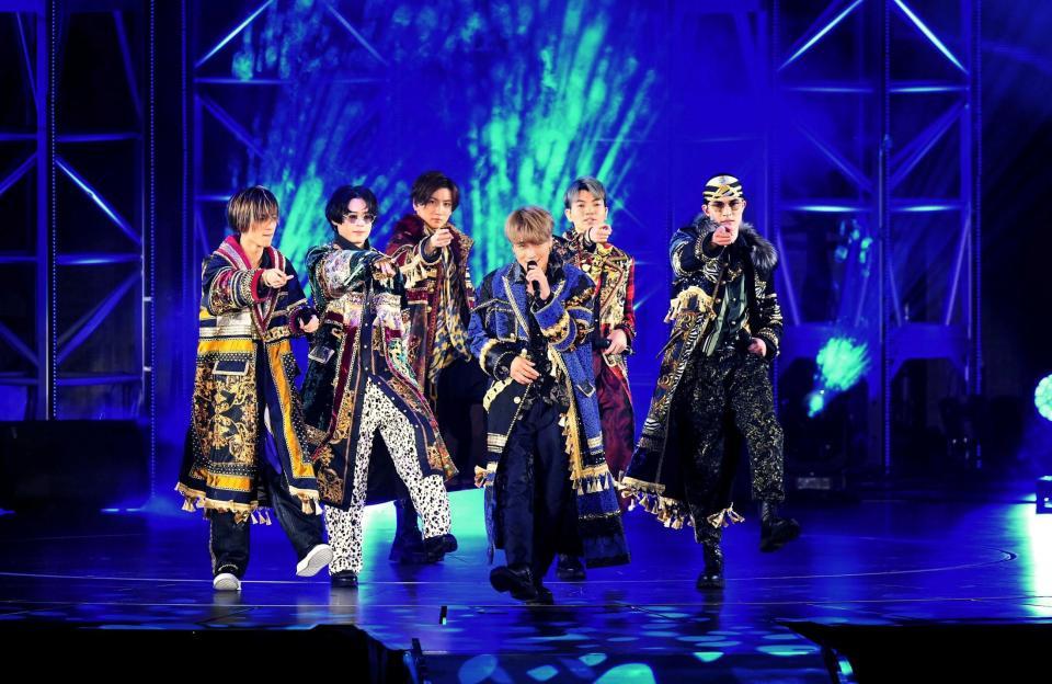 　息の合ったパフォーマンスを見せるＳｉｘＴＯＮＥＳ＝横浜アリーナ（撮影・堀内翔）