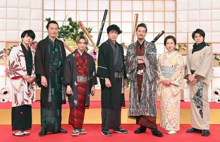 　会見に出席した（左から）西畑大吾、遠藤憲一、知念侑李、東山紀之、松岡昌宏、和久井映見、岸優太（撮影・高石航平）