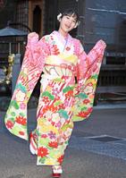 　晴れ着姿を披露した上原千果（撮影・棚橋慶太）