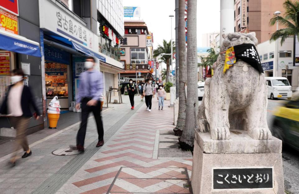 　那覇市の国際通りをマスク姿で歩く人たち