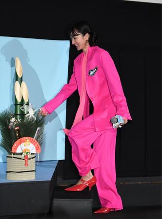 　ピンク色の衣装で登壇する満島ひかり（撮影・開出牧）