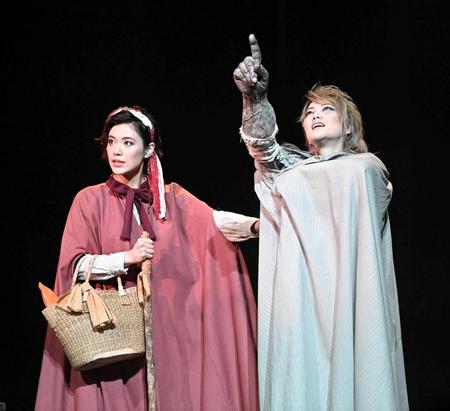 　好演を見せる彩凪翔（左）と七海ひろき＝東京・紀伊國屋サザンシアターＴＡＫＡＳＨＩＭＡＹＡ（撮影・堀内翔）